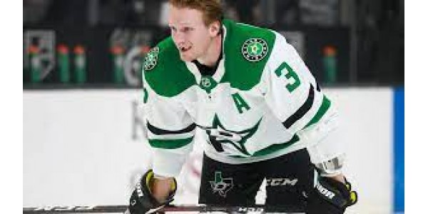 John Klingberg stále hledá dlouhodobou smlouvu John Klingberg stále hledá dlouhodobou smlouvu